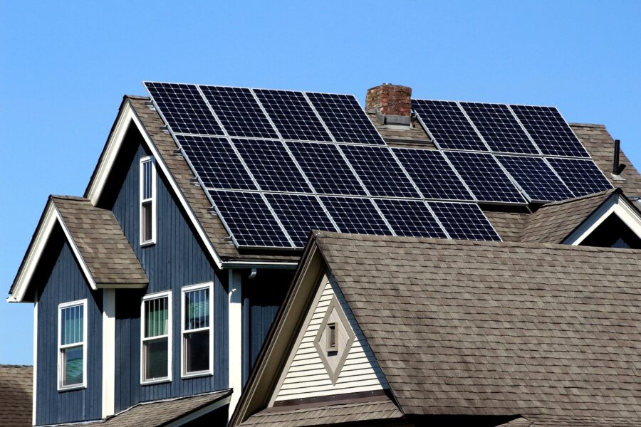 Woning met zonnepanelen op het dak